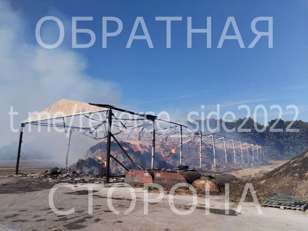 Покурил на 35 тысяч рублей. В Брестской области полностью сгорел ангар с сеном