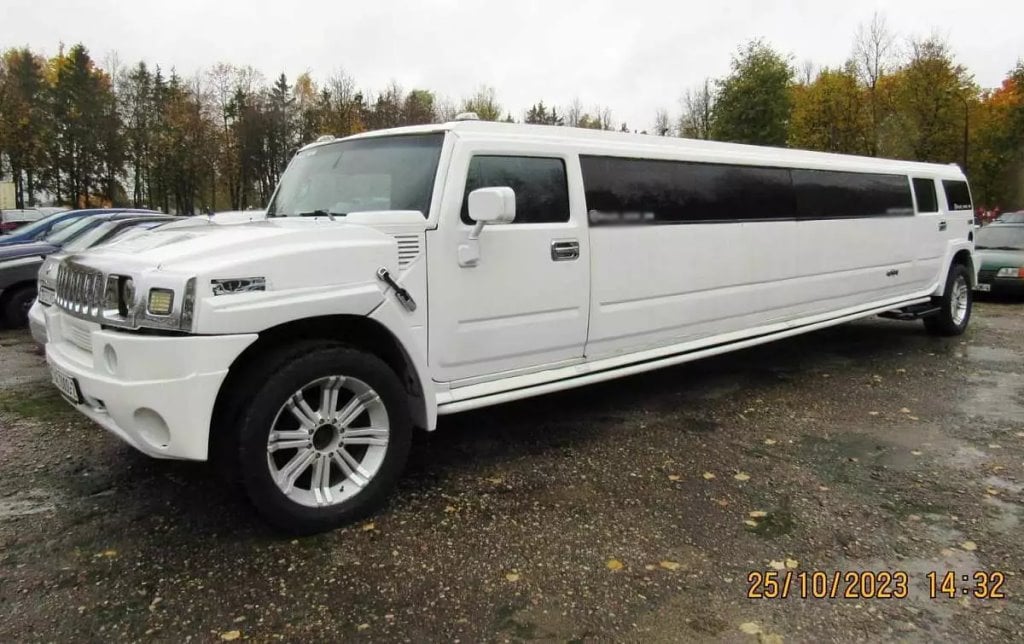 В Гродно на аукцион выставили лимузин Hummer. За сколько?