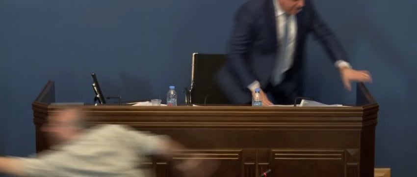 Грузинские депутаты подрались из-за законопроекта об иноагентах