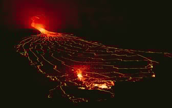 На Филиппинах начал извергаться вулкан — небо окрасилось в фиолетовый оттенок, а власти объявили эвакуацию — Видео