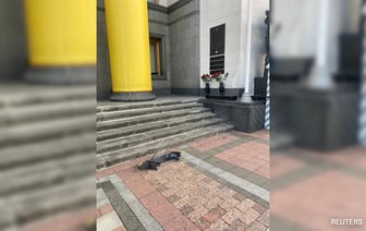 Обломки беспилотника обнаружены возле здания Парламента Украины после ночного нападения.
