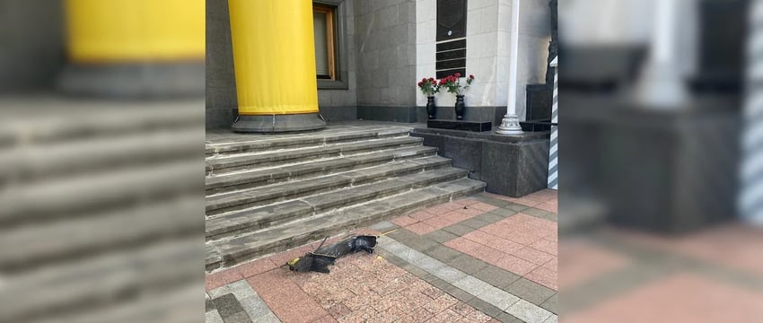 Обломки беспилотника обнаружены возле здания Парламента Украины после ночного нападения.