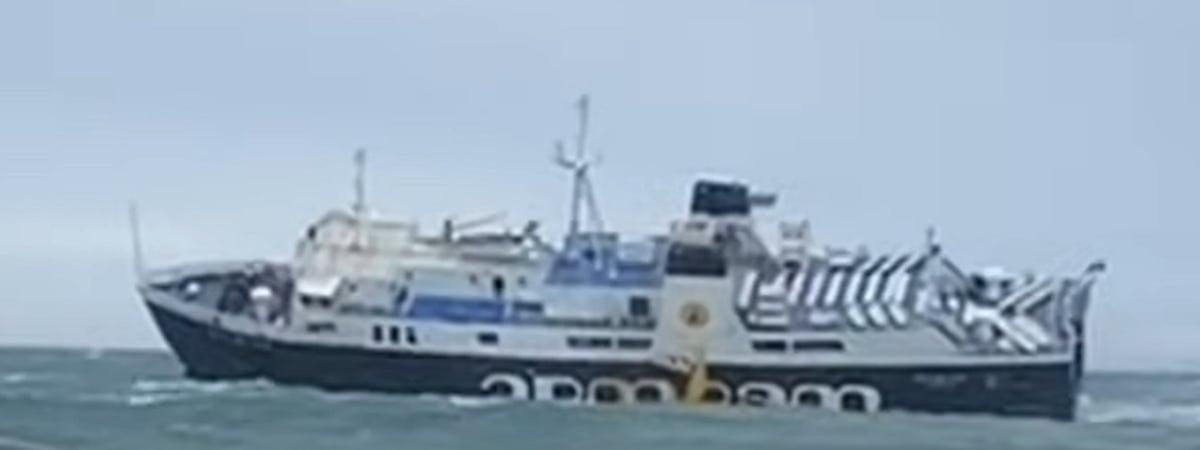 Туристический паром чуть не ушел ко дну из-за сильного шторма — Видео