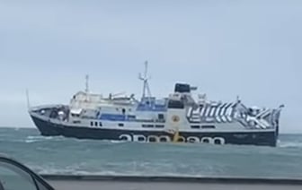 Туристический паром чуть не ушел ко дну из-за сильного шторма — Видео