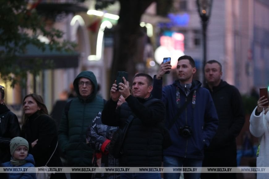 Каждый день жители и гости Бреста собираются на ул. Советской в ожидании зажжения фонарей