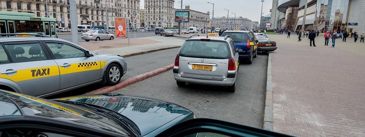 Бежать за разменом или оставить на чай? Юристы объяснили, что делать белорусам, если у водителя такси нет сдачи — Полезно