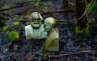 Житель Верхнедвинска нашел в лесу Ленина и Маркса, он их пытается продать