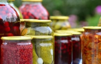 В Минздраве предупредили белорусов о ботулизме из-за домашних закаток