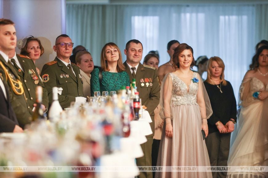 Военнослужащие и медики станцевали на офицерском балу в Бресте