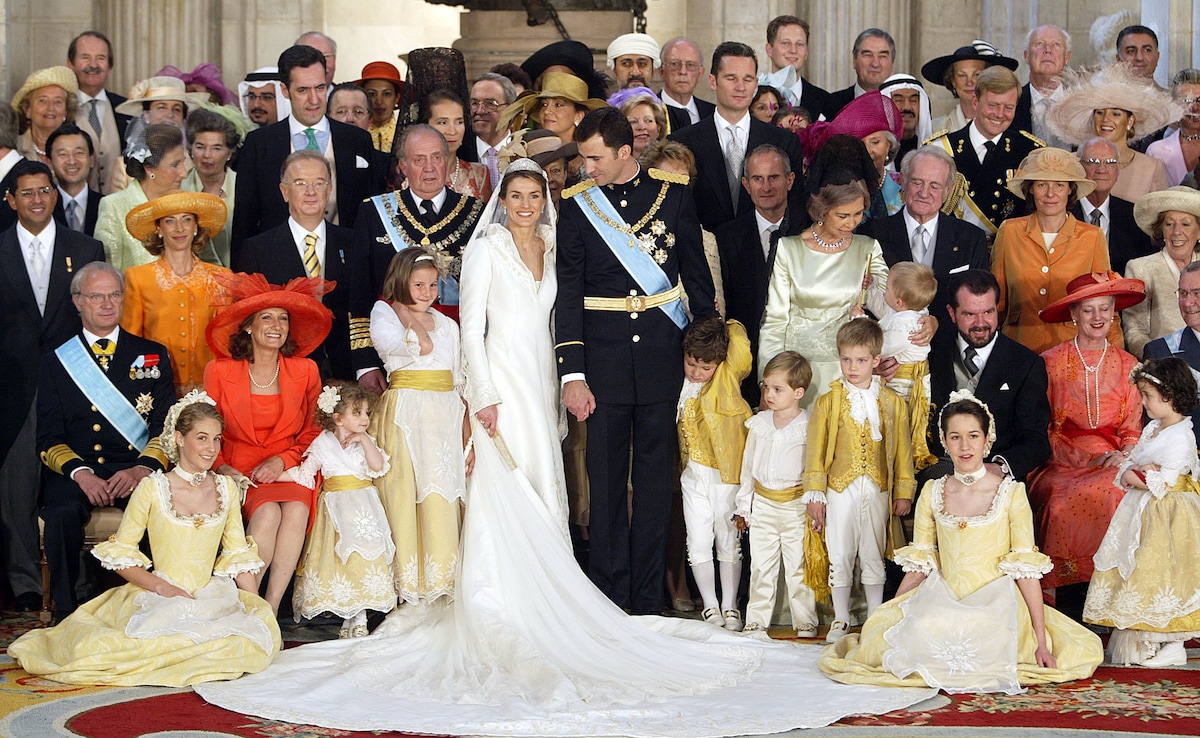 Spains King Felipe VI and and Queen Letizia pose for family photo on 22 May 2004.