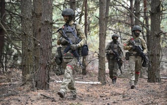 Жителей Брестчины предупредили о военной технике на дорогах и запретили ходить в лес в одном районе — Фото