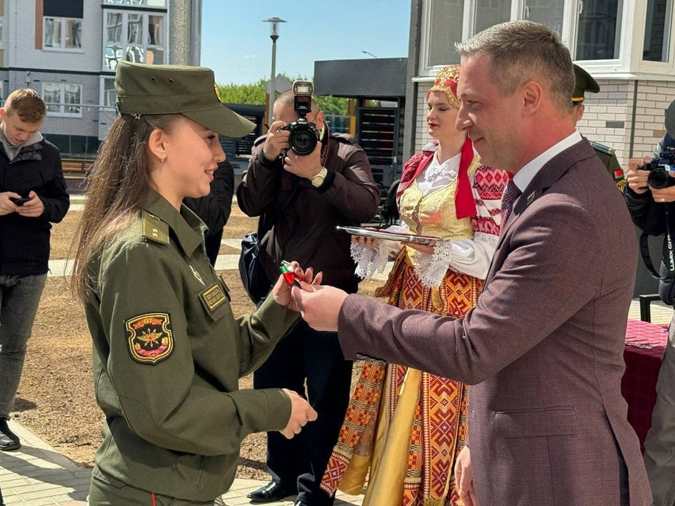 Военным вручили ключи от арендных квартир в Барановичах