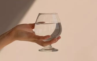 Кипяченая, сырая или упакованная? Врач рассказала, какая вода полезнее