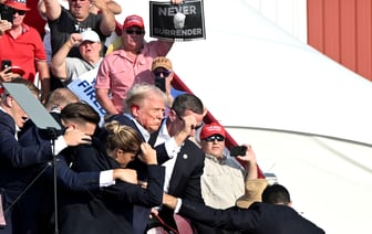 Кровавый, вызывающий образ Трампа после стрельбы увеличивает число его избирателей