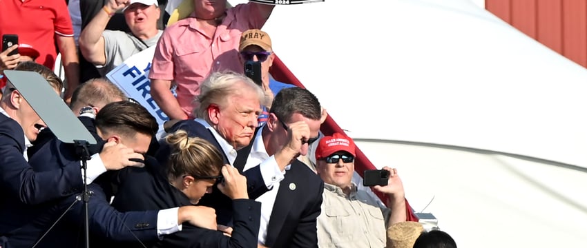 Кровавый, вызывающий образ Трампа после стрельбы увеличивает число его избирателей