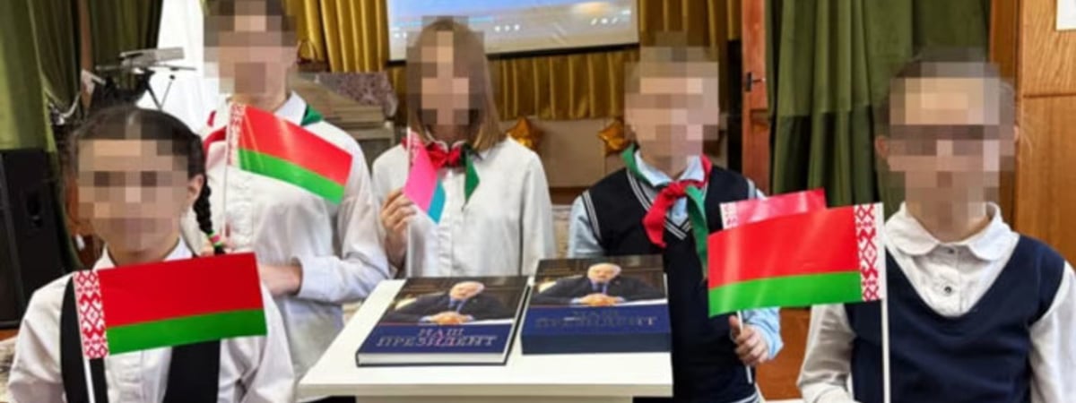 «Всем не хватало, поэтому записывались в очереди». Как власти продвигают книгу о Лукашенко и сколько она стоит государству