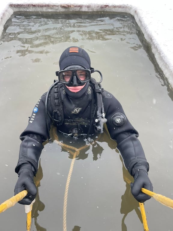 Брестские десантники проходят водолазную подготовку