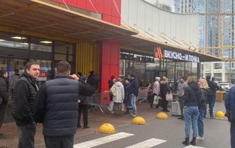 Мужчина с ножом напал на людей в гипермаркете Петербурга