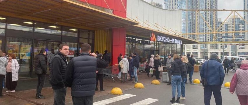 Мужчина с ножом напал на людей в гипермаркете Петербурга