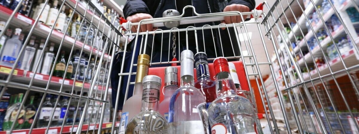 Власти Беларуси решили ограничить продажу алкоголя по всей стране. Как долго продлится запрет?