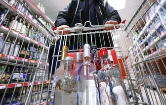 Власти Беларуси решили ограничить продажу алкоголя по всей стране. Как долго продлится запрет?