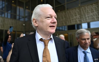 Основатель WikiLeaks Джулиан Ассанж, свободный человек, приземлился в Австралии.
