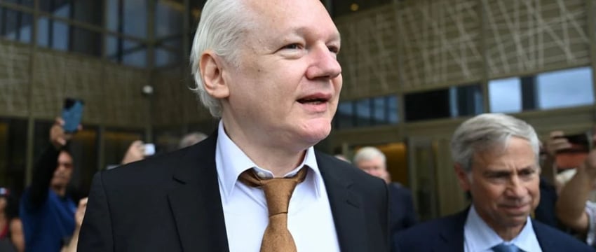 Основатель WikiLeaks Джулиан Ассанж, свободный человек, приземлился в Австралии.