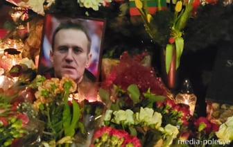 «Зло расползлось и творит то, что мы не могли себе представить». Светлана Алексиевич о смерти Навального и белорусских политзаключенных