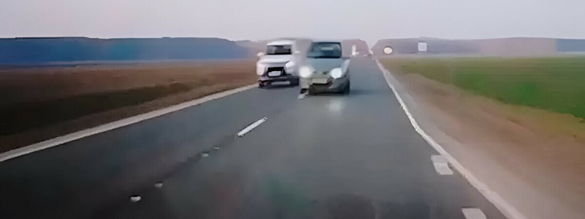 «Пришлось тормозить, уходить правее» – Белорус едва избежал лобового и объявил розыск опасного водителя — Видео