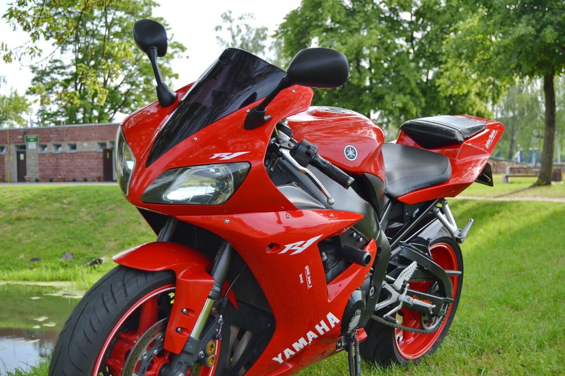 Многодетная мама рассекает на «суперспорте» Yamaha YZF-R1 по Бресту