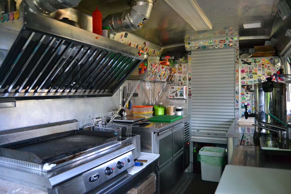 Пара из Бреста сделала крутой фуд-трак из старого Mercedes-Benz 609