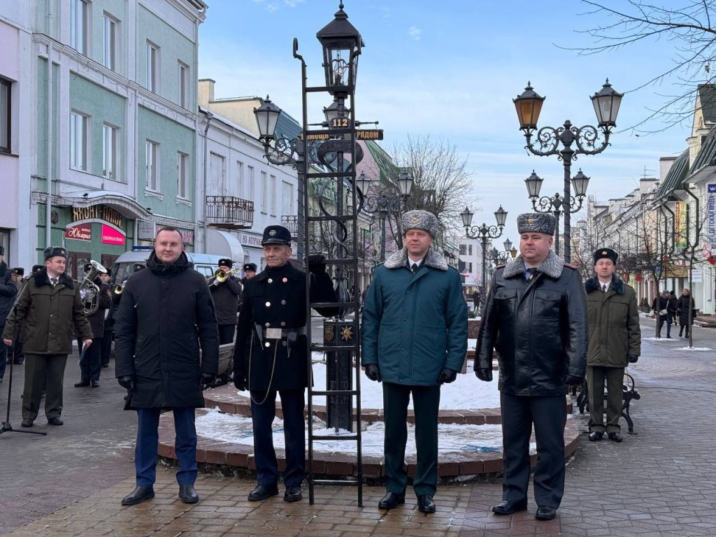 В Бресте на Советской открыли новый арт-объект - фонарь от МЧС