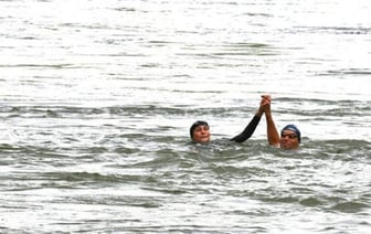 Министр спорта Франции искупалась в Сене вместо Макрона