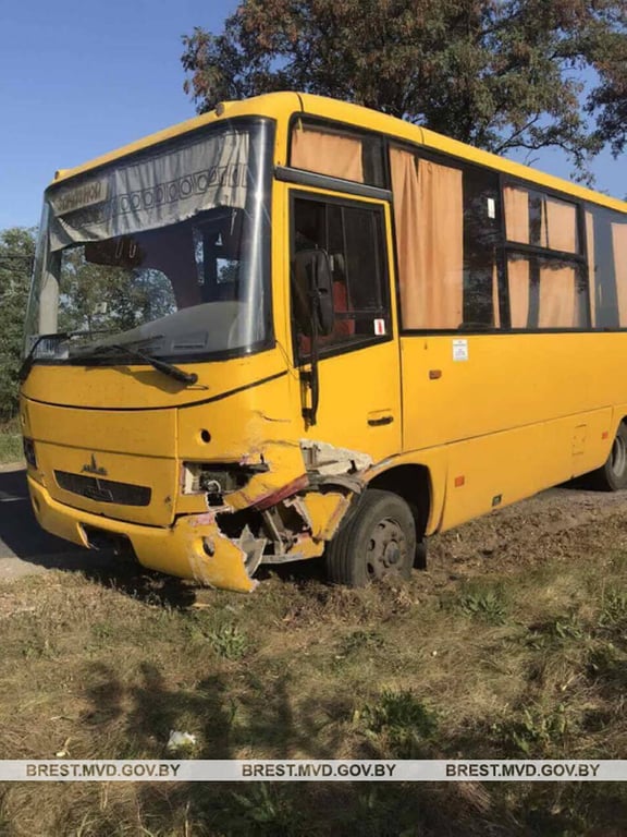 Возле Бреста автобус столкнулся с легковушкой - подробности ДТП