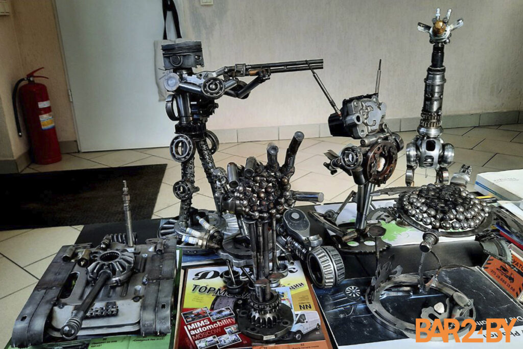 «Для кого-то мусор, а для меня материал для творчества». Необычные статуэтки из старых автозапчастей создает житель Барановичей