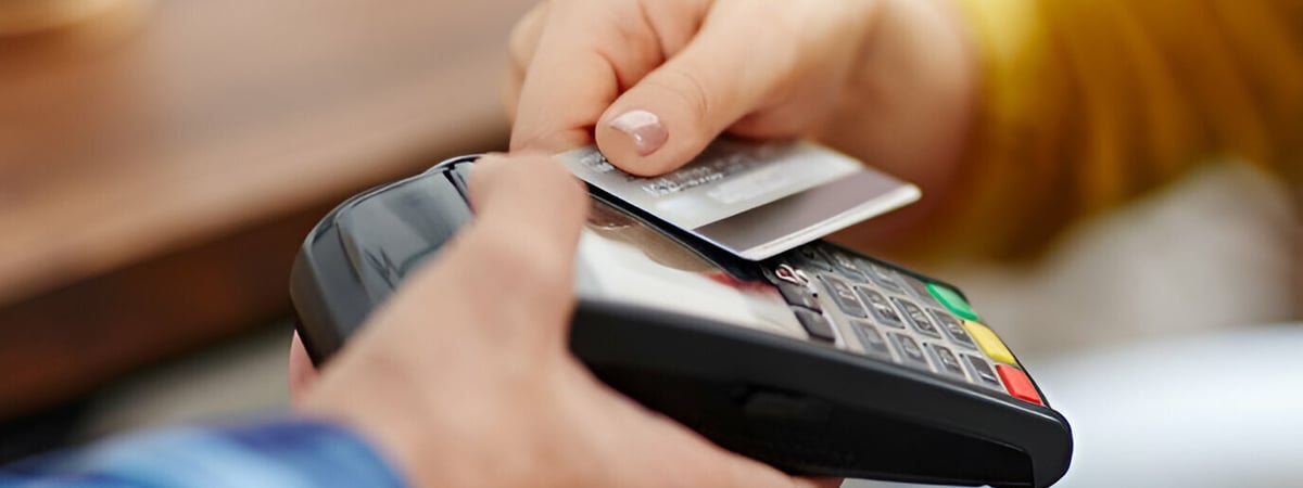 Несколько белорусских банков предупредили о перерывах в обслуживании карточек. Когда?