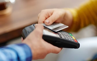 Несколько белорусских банков предупредили о перерывах в обслуживании карточек. Когда?