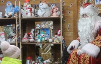 Километровые очереди собрались к Деду Морозу в Беловежской пуще