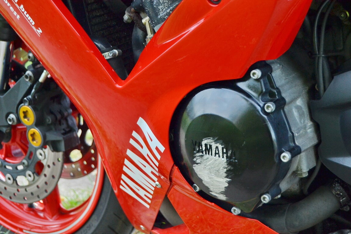 Многодетная мама рассекает на «суперспорте» Yamaha YZF-R1 по Бресту