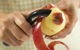 Зачем белорусам варить яблочную кожуру? Вот как поможет избавится от досадной проблемы с кастрюлей (и не только) — Полезно