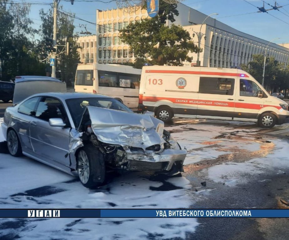 В центре Витебска «BMW» врезался в «Peugeot». Фото ГАИ