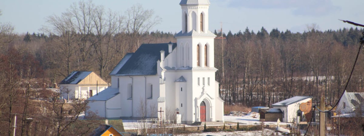 Cтаринная лестница и кафе из морского контейнера — побывали в самом древнем костеле Беларуси