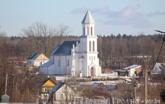 Cтаринная лестница и кафе из морского контейнера — побывали в самом древнем костеле Беларуси