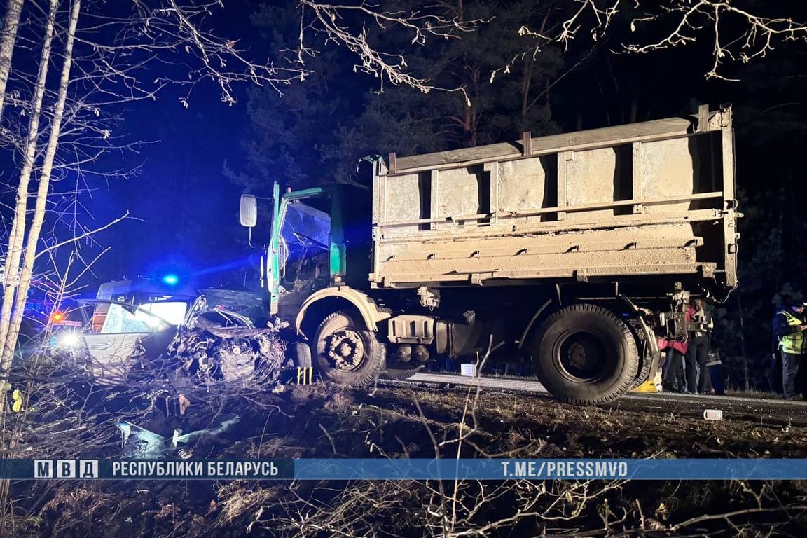 Три трупа — в Лиозненском районе легковушка въехала в МАЗ. Фото ГАИ