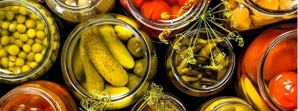 Домашняя консервация на праздничном столе. Врач-инфекционист рассказал, какие заготовки нельзя есть ни в коем случае