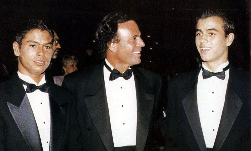 Хулио Иглесиаса задержали по прилете в Доминикану из-за еды