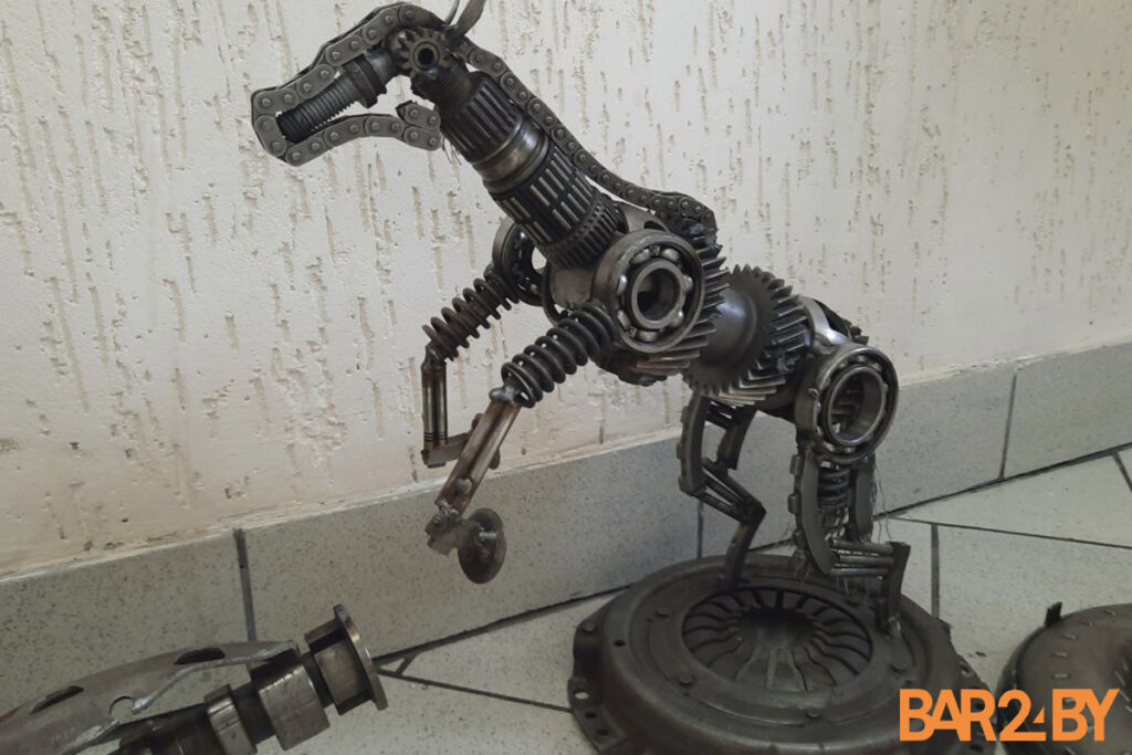 «Для кого-то мусор, а для меня материал для творчества». Необычные статуэтки из старых автозапчастей создает житель Барановичей