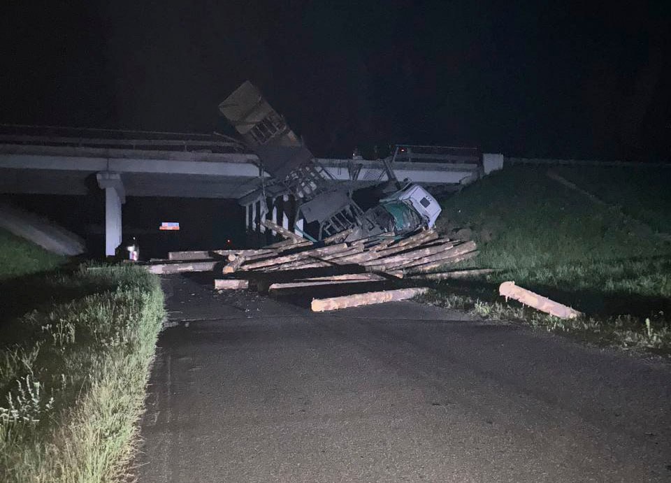 Лесовоз с бревнами упал с моста в Могилевском районе