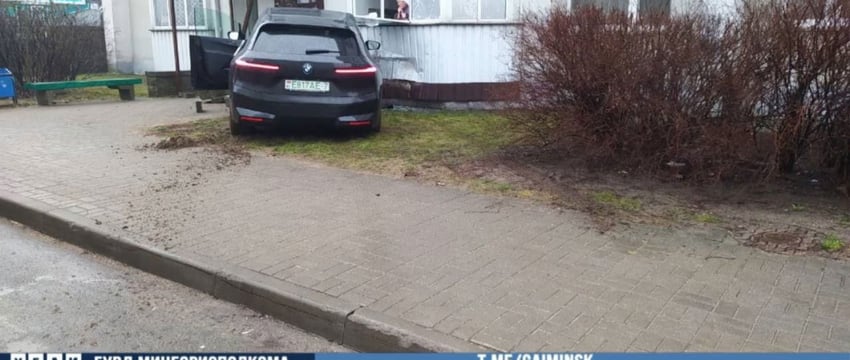 Дама на BMW “въехала в подъезд” многоэтажки