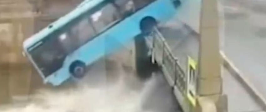 Увеличение числа погибших при падении автобуса в реку в Петербурге